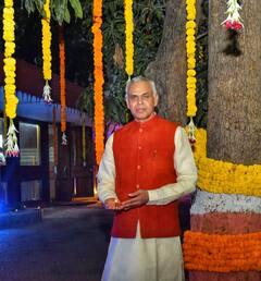 Ram Mandir: ગાંધીનગર રાજભવનમાં ભવ્ય રંગોળી કરીને દીવડા પ્રગટાવવામાં આવ્યા, જુઓ તસવીરો