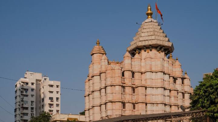 सिद्धिविनायक मंदिर, मुंबई (महाराष्ट्र): महाराष्ट्र में गणपति के इस मंदिर की नेटवर्थ 125 करोड़ रुपये बताई जाती है. इस मंदिर को रोजाना 30 लाख रुपये की कमाई होती है.