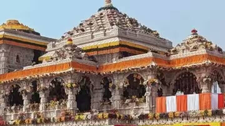 રામ મંદિરના પૂજનનો કાર્યક્રમ કંઈક આવો છે, સૌપ્રથમ નિત્ય પૂજન, હવન પારાયણ, ત્યાર બાદ દેવ પ્રબોધન, પ્રતિષ્ઠા પૂર્વકૃત્ય, દેવપ્રાણ પ્રતિષ્ઠા, મહાપૂજા, આરતી, પ્રસાદોતસર્ગ, ઉત્તરાંગકર્મ, પૂર્ણાહુતિ, આચાર્યને ગોદાન, કર્મેશ્વરાર્પણ, બ્રાહ્મણોને પૂજન. ભોજન, પ્રતિષ્ઠાક પુણ્યવચન, બ્રાહ્મણ દક્ષિણા દાન વગેરે સંકલ્પ, આશીર્વાદ અને પછી કાર્ય સમાપ્ત થયું હતું.