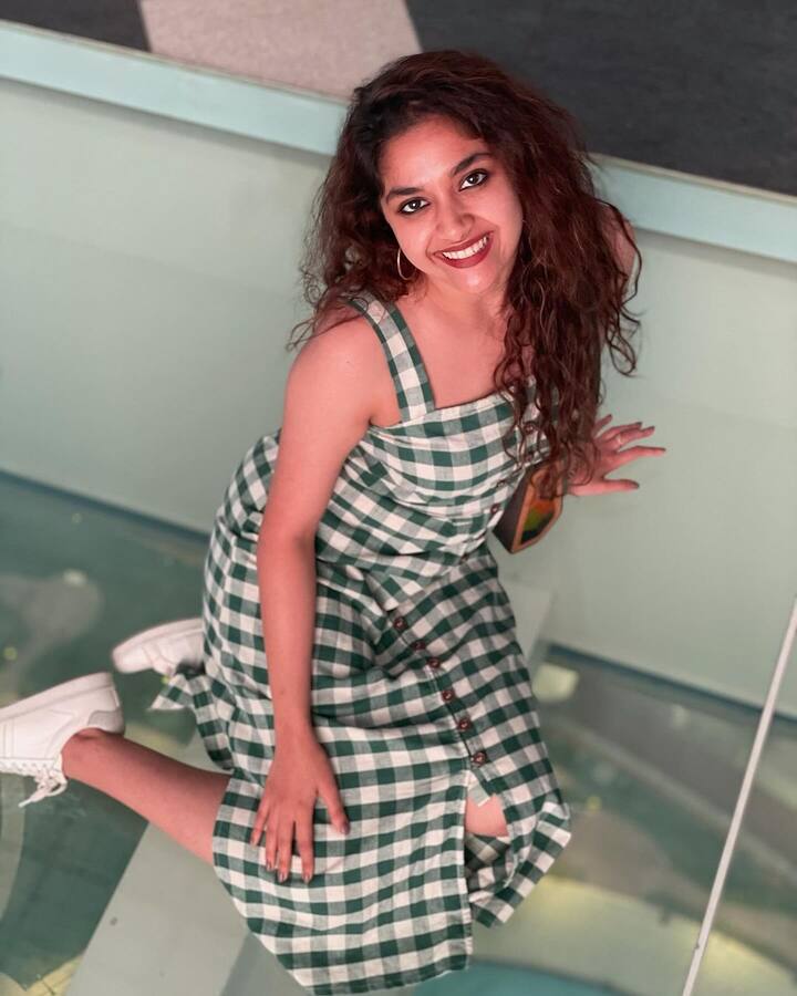 ఈ సినిమాతో దేశవ్యాప్తంగా నటిగా మంచి గుర్తింపు తెచ్చింది. జాతీయ స్థాయిలో అవార్డు అందుకునేలా చేసింది. తర్వాత పలు లేడి ఓరియెంటెడ్ సినిమాలు చేసింది. గత సంవత్సరంలో దసరా సినిమాతో మరోసారి తెలుగులో హిట్ కొట్టింది.(Image Source : Instagram/keerthysureshofficial)