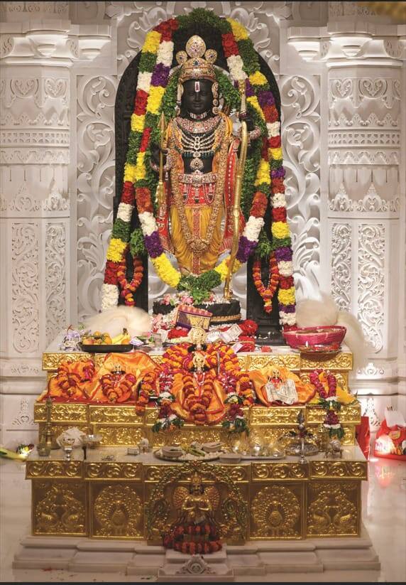 அயோத்தி ராமர் கோவிலில் கருவறையில் ராமர் சிலை தொடர்பான புகைப்படங்கள் சமூக வலைதளங்களில் வைரலாகி வருகிறது..