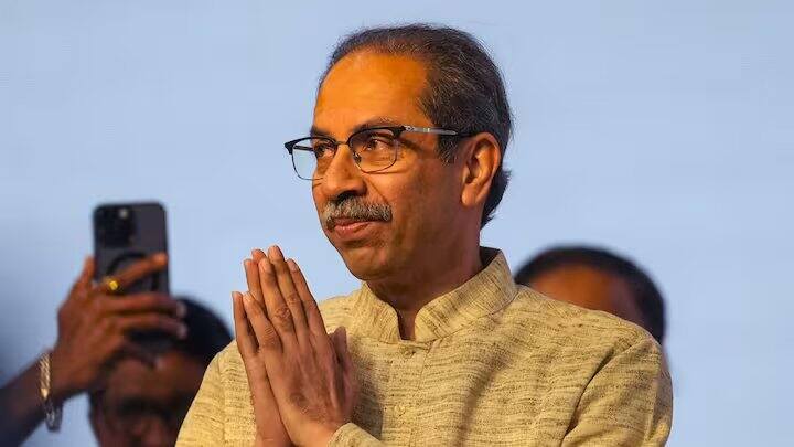 શિવસેના (UBT) નેતા અને મહારાષ્ટ્રના ભૂતપૂર્વ મુખ્ય પ્રધાન ઉદ્ધવ ઠાકરેને પણ પ્રાણ પ્રતિષ્ઠા કાર્યક્રમમાં હાજરી આપવાનું આમંત્રણ મળ્યું છે. તેમને પોસ્ટ દ્વારા આમંત્રણ મોકલવામાં આવ્યું હતું, જેના પર પાર્ટીએ નારાજગી વ્યક્ત કરી હતી. જો કે ઉદ્ધવ ઠાકરે કાર્યક્રમમાં હાજરી આપશે કે નહીં તે સ્પષ્ટ નથી.