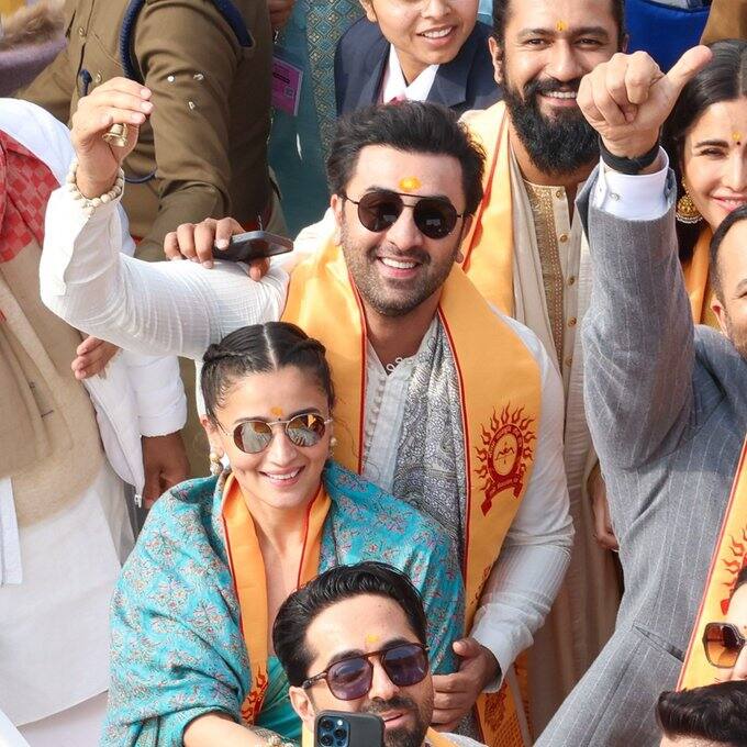 वहीं फैंस के अलावा राम लला की प्राण प्रतिष्ठा कार्यक्रम में पहुंचे सेलेब्स भी एक दूसरे के साथ सेल्फी लेते हुए नजर आए.