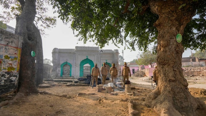 বার কোড লাগানো নির্দিষ্ট পরিচয়পত্র ছাড়া ঢোকার অনুমতিই নেই। বলতে গেলে, SPG ও কমান্ডো বলয়ে অযোধ্যানগরী।