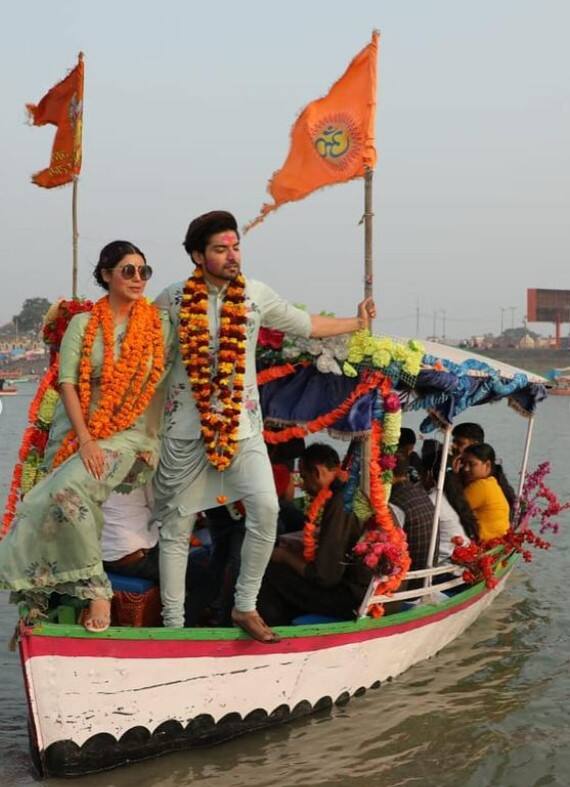 वहीं इन पुरानी यादों को फैंस के साथ साझा करते हुए कपल ने कैप्शन में लिखा है कि 'बुक में पढ़ने से लेकर पर्दे पर राम-सिता का किरदार निभाने तक, वहीं राम की जन्मभूमि अयोध्या जाने से लेकर आज राम मंदिर प्राण प्रतिष्ठा देखने तक का सफर अद्भुत रहा.... इन सबका कनेक्शन बहुत गहरा है.. हम खुद को बहुत सौभाग्यपूर्ण मानते हैं.'