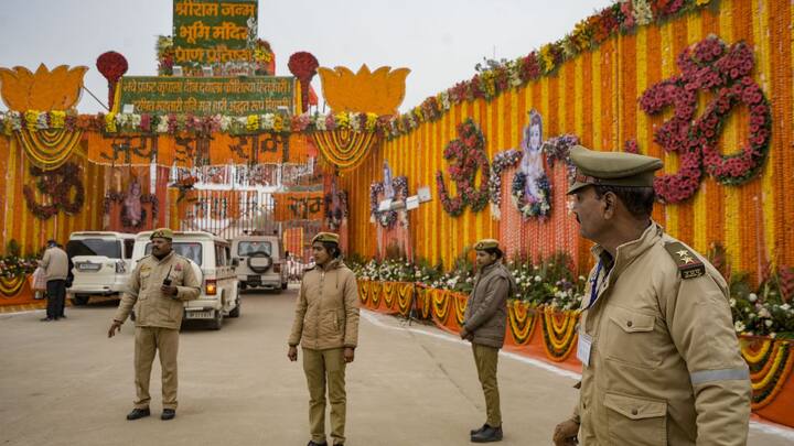 মন্দিরকে কেন্দ্র করে ভিআইপি জোনে নজরদারি চালাচ্ছে SSF বা Special Security Force, ATS বা Anti Terrorist Squad, কমান্ডো ও SPG বা Special Protection Group.