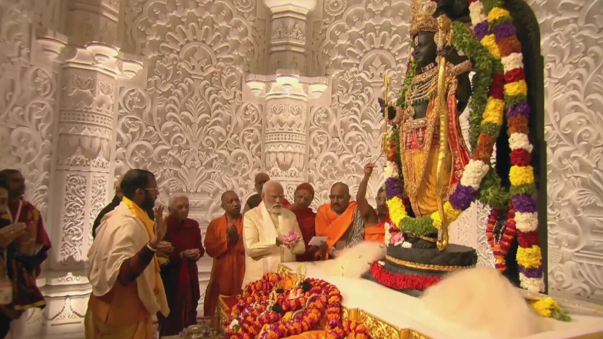 Ram Lalla Pran Pratishtha: राम मंदिर के गर्भगृह में हुई रामलला की प्राण प्रतिष्ठा, देखें- दस खास तस्वीरें और वीडियो