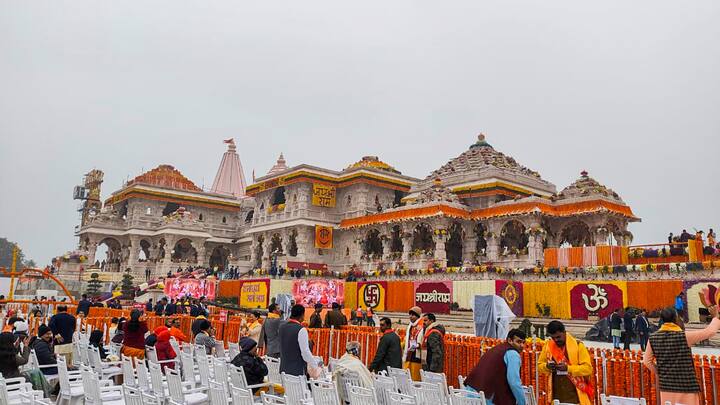 இவற்றை மாமல்லபுரம் அரசினர் கட்டிடக்கலை மற்றும் சிற்பக்கலைக் கல்லூரியில் படித்த கன்னியாகுமரி மாவட்டம் வெள்ளிச்சந்தையைச் சேர்ந்த மரச்சிற்பக்கலைஞர் ரமேஷ் தலைமையிலான, 50க்கும் மேற்பட்டோர் கலைஞர்கள் வடிவமைத்துள்ளனர். (Photo Credits : PTI)