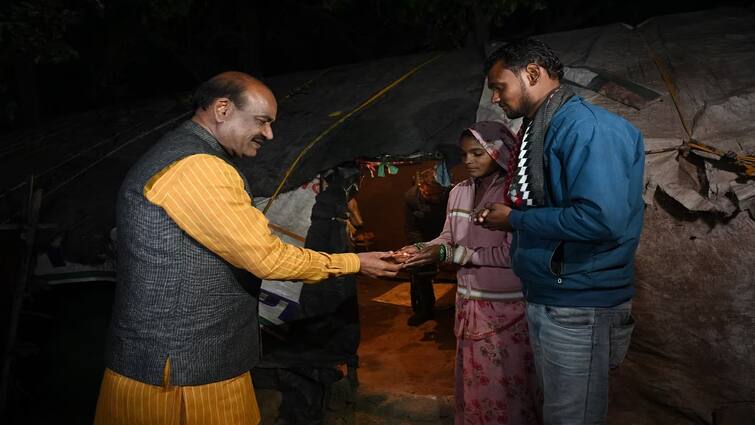 Ramlala Pran Pratishtha Lok Sabha Speaker Om Birla visited Kota slums area and presented lamps ANN Ram Mandir Opening: कोटा की कच्ची बस्तियों में प्राण प्रतिष्ठा की खुशियां बांटने पहुंचे ओम बिरला, 'राम ज्योति' से रोशन हुई शिक्षा नगरी
