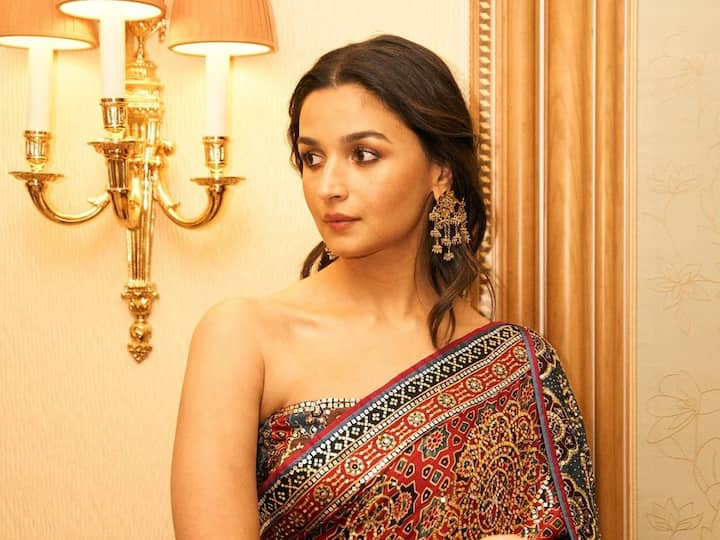 Alia Bhatt Latest Photos : బాలీవుడ్ స్టార్ హీరోయిన్ ఆలియా భట్ సోషల్ మీడియాలో చీరకట్టులోని ఫోటోలు షేర్ చేసింది. జాయ్ అవార్డ్స్ షోకి ఈ లుక్​లో వెళ్లినట్లు వెల్లడించింది.