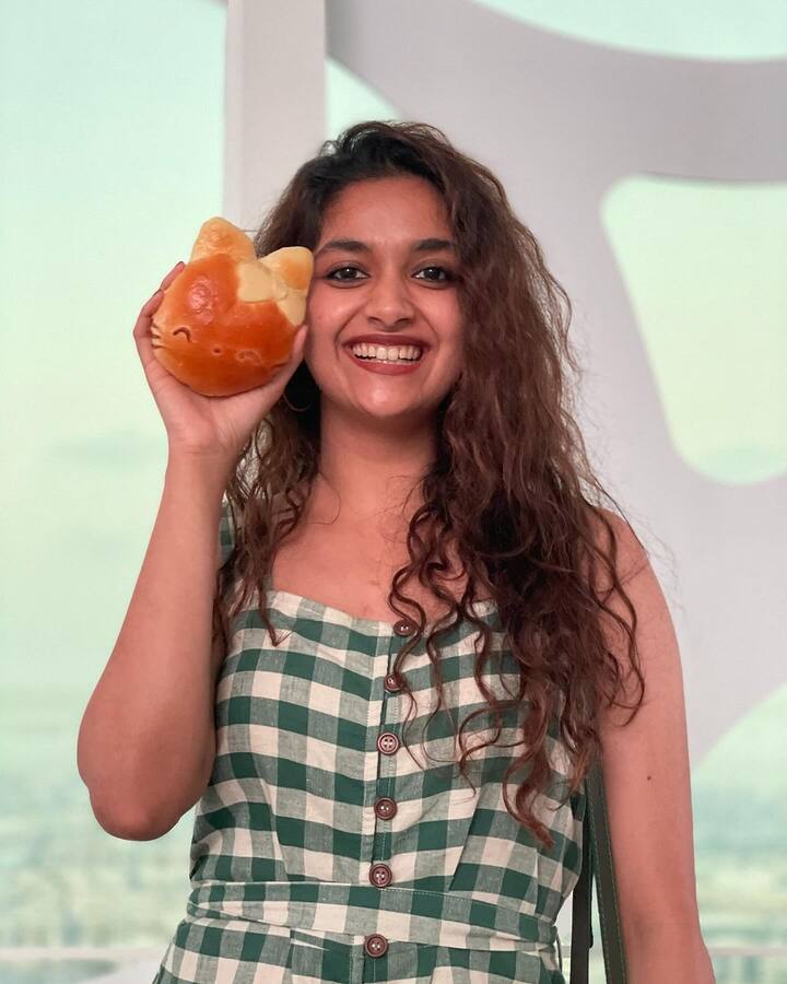 కిట్టి విత్ క్యూట్ బన్ అంటూ క్యూట్ క్యూట్ ఫోజులిచ్చింది. ఈ ఫోటోలను ఇన్​స్టాలో షేర్ చేస్తూ Kitty with a Kitty Bun! 🐱 Also, Duh! I am not scared of heights! 👀 #random #throwback #dubaidiaries క్యాప్షన్ పెట్టింది.(Image Source : Instagram/keerthysureshofficial)