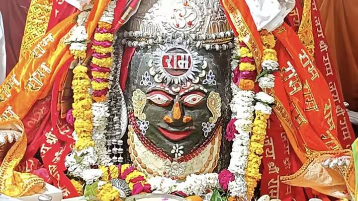 ભગવાન મહાકાલના સમગ્ર પરિસરમાં ઈલેક્ટ્રીકલ વ્યવસ્થા કરવામાં આવી છે. આજે ભગવાન મહાકાલ શ્રી રામના રૂપમાં દર્શન આપી રહ્યા છે.