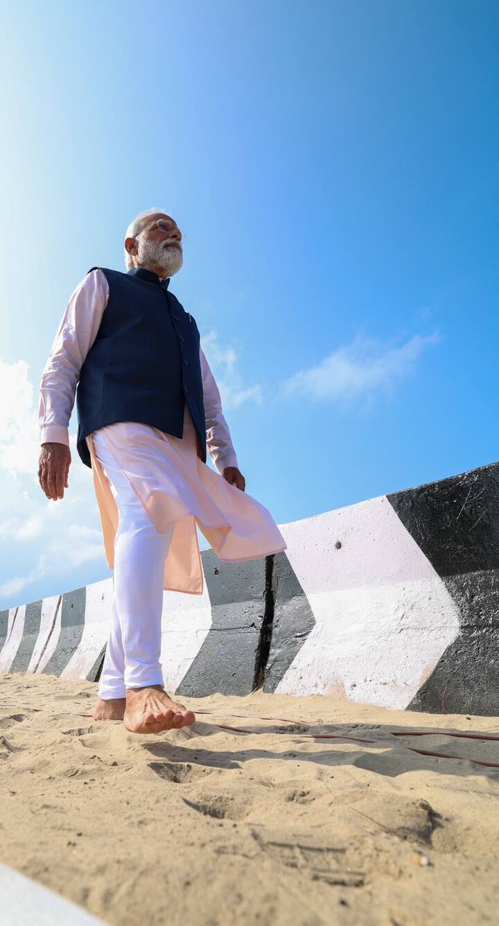 இறுதியாக கலசத்தில் சேகரித்த 22 புனித தீர்த்தத்தை எடுத்துக் கொண்டு ராமேஸ்வரத்தில் இருந்து ஹெலிகாப்டரில் மதுரைக்கு சென்ற மோடி, அங்கிருந்து விமானத்தில் டில்லி சென்றார். (Photo Credits : PTI)