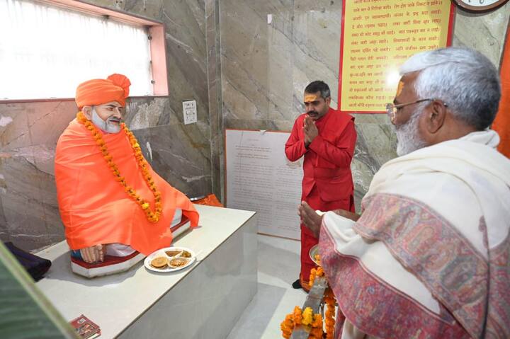 अयोध्या में भगवान राम के महल में विराजने पर चारों तरफ उत्सव का माहौल है. रामलला की प्राण प्रतिष्ठा शुभ मुहूर्त में संपन्न हो गई.
