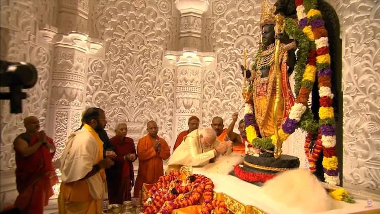 Ramlala got his home after 500 years consecration took place in Garbh grih ayodhya ram mandir pics Ramlala Pran Pratishtha: राम मंदिर के गर्भगृह में हुई रामलला की प्राण प्रतिष्ठा, प्रधानमंत्री नरेंद्र मोदी ने चढ़ाए आस्था के फूल