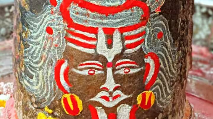 ચંદ્ર હંમેશા ભગવાન મહાકાલના મસ્તક પર બેસે છે, પરંતુ આજે ભગવાન મહાકાલે શ્રી રામને પોતાના મસ્તક પર ધારણ કર્યા છે. પંડિત રમણ ત્રિવેદીના મતે ભગવાન રામ અને મહાકાલ એકબીજાના પૂરક છે. બંને એકબીજાના પૂજારી પણ ગણાય છે.