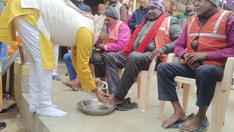 Mahoba BJP MP Pushpendra Singh Chandel wash the feet of sweepers on Ramlala Pran Pratishtha ANN Ramlala Pran Pratishtha: बीजेपी सांसद ने रामलला की प्राण प्रतिष्ठा को बताया ऐतिहासिक दिन, सफाई कर्मचारियों के धोए पैर