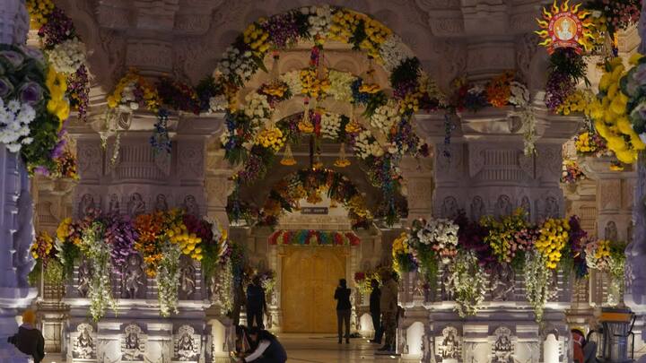 রাম মন্দিরের মোট ফটকের সংখ্যা ১২। একেবারে ধ্বজার নীচে থাকবে গর্ভগৃহ। সেখানেই অধিষ্ঠিত হবেন রামলালা। মন্দিরে প্রবেশের পথ বা সিঁড়ির নাম দেওয়া হয়েছে সিংহদ্বার। সিঁড়ি দিয়ে ওপরে উঠলেই সোজা দেখা যাবে গর্ভগৃহ। দেখা মিলবে রামলালার।