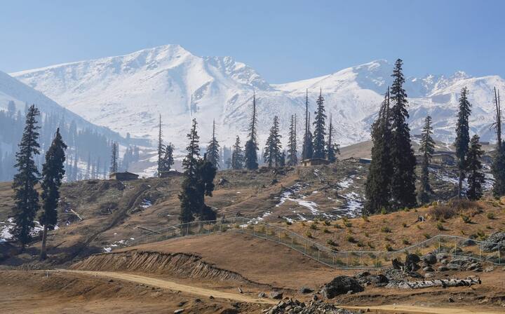 এই যে বরফহীন মরসুম, তা পর্যটকদের জন্য় ভাল খবর যেমন নয়। তেমনই ওই এলাকায় পরিবেশ-অর্থনীতি এবং সামগ্রিক ভাবে বিশ্ব পরিবেশ এবং জলবায়ু বদলের জন্য়ও ভাল নয়, মনে করছেন বিজ্ঞানীরা।
