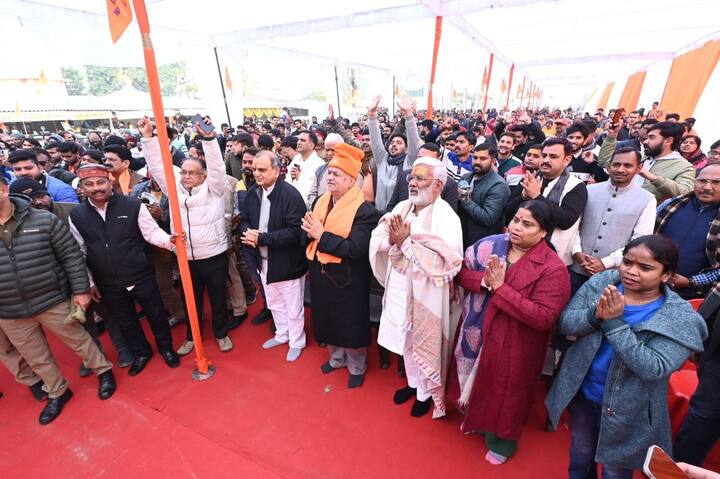 उन्होंने भंडारे का प्रसाद भी लोगों में बांटे. विनीत खंड और गोमती नगर में विशाल भंडारा एवं कंबल वितरण कार्यक्रम का आयोजन श्री श्री बाबा नींब करौरी धर्मार्थ सेवा न्यास के सौजन्य से किया गया था.