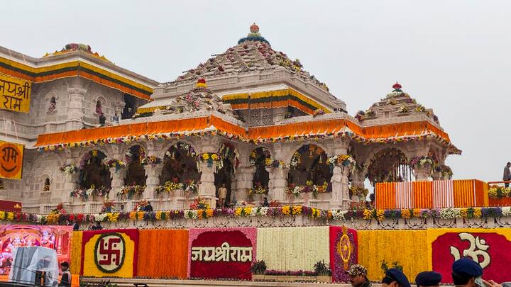 கோயிலின் நுழைவு பகுதி, முன் மண்டபம், பக்கவாட்டு மண்டம், வெளியே வரும் வழி, ராமர் - சீதை கருவறைகள், ராமரின் தம்பி லட்சுமணன் மற்றும் ஆஞ்சநேயர் உள்ளிட்ட 44 வாசல்களுக்கு, 44 தேக்கு மரக்கதவுகள் தயாராகி உள்ளன. (Photo Credits : PTI)