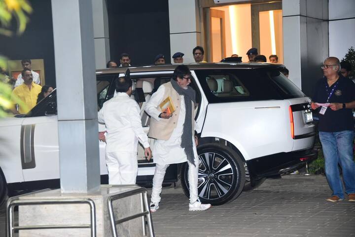 Along with many other Bollywood celebs, Amitabh Bachchan was spotted arriving at the airport.