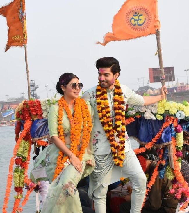 गुरमीत चौधरी और देबिना ने अपने इंस्टाग्राम अकाउंट पर अयोध्या के किसा घाट की पुरानी तस्वीरें शेयर की हैं. इन फोटोज में दोनों नाव पर सवार, हाथ में राम मंदिर का झंडा लहराते हुए नजर आ रहे हैं.