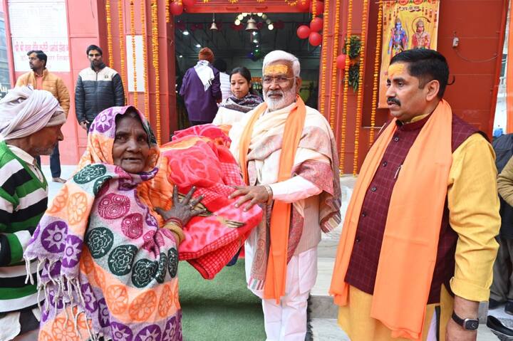 प्राण प्रतिष्ठा के अवसर पर लखनऊ का माहौल राममय नजर आया. हनुमान सेतु मंदिर के राम दरबार में वैदिक मंत्रोच्चार से भगवान राम का श्रृंगार कर पूजा अर्चना की गई.