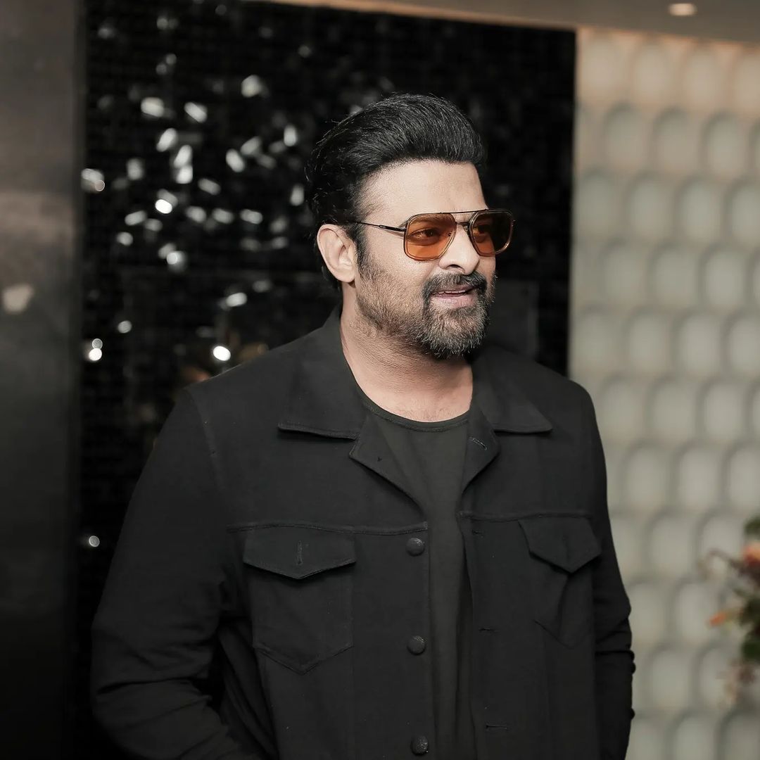 प्रभास – साउथ एक्टर प्रभास को भी इस उद्घाटन कार्यक्रम का निमंत्रण दिया गया था. लेकिन एक्टर अयोध्या नहीं पहुंचे.