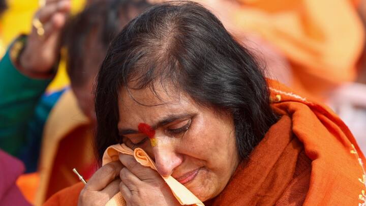 Ram Mandir Opening: साध्वी ऋतंभरा राम मंदिर आंदोलन से जुड़ी रहीं हैं. वह आंदोलन के एक बड़े चेहरे के रूप में जानी जाती है. वह आंदोलन की दूसरी साथी और पूर्व केंद्रीय मंत्री उमा भारती के साथ रामलला की प्राण प्रतिष्ठा समारोह में नजर आईं. समारोह को देखकर साध्वी ऋतंभरा की आंखे भर आईं.