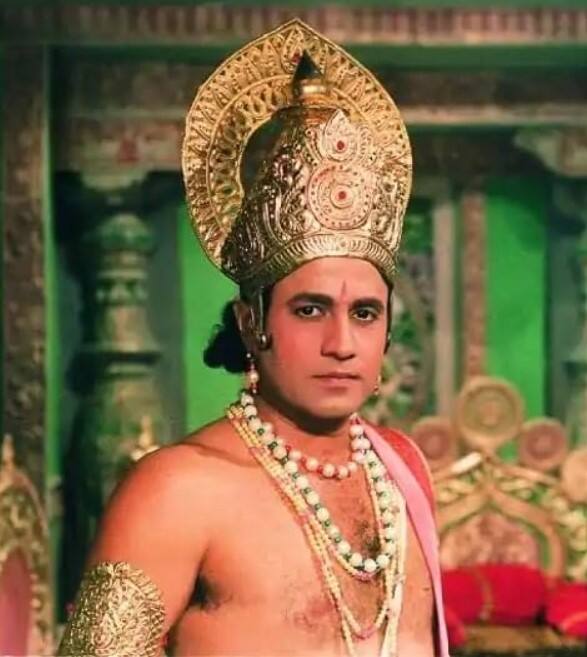 इस लिस्ट में पहला नाम रामानंद सागर की रामायण में श्रीराम का किरदार निभाने वाले अरुण गोविल का आता है. भगवान राम के किरदार में अरुण गोविल को इस कदर अमर हुए कि लोग आज भी उनकी पूजा करते हैं.