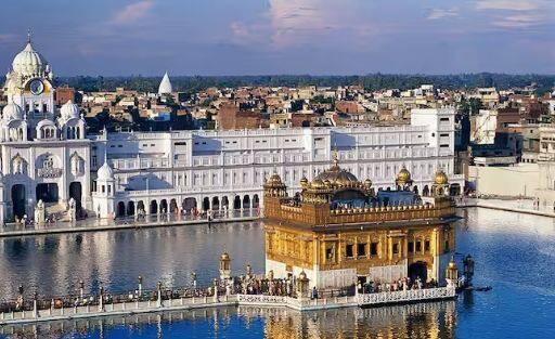 ਗੋਲਡਨ ਟੈਂਪਲ, ਅੰਮ੍ਰਿਤਸਰ (ਪੰਜਾਬ) : ਸਿੱਖਾਂ ਦੇ ਸਭ ਤੋਂ ਵੱਡੇ ਧਾਰਮਿਕ ਕੇਂਦਰ ਸ੍ਰੀ ਹਰਿਮੰਦਰ ਸਾਹਿਬ ਬਾਰੇ ਕਿਹਾ ਜਾਂਦਾ ਹੈ ਕਿ ਇਸ ਮੰਦਰ ਤੋਂ ਸਾਲਾਨਾ 500 ਕਰੋੜ ਰੁਪਏ ਦੀ ਕਮਾਈ ਹੁੰਦੀ ਹੈ। ਮੰਦਰ ਨੂੰ ਬਣਾਉਣ ਲਈ ਲਗਭਗ 400 ਕਿਲੋ ਸੋਨਾ ਵਰਤਿਆ ਗਿਆ ਹੈ।