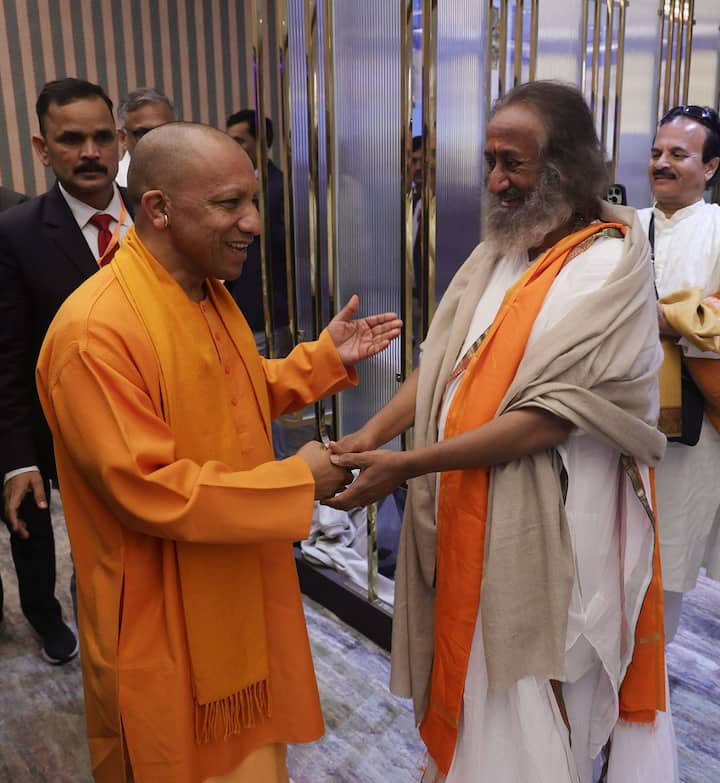 रामलला की प्राण प्रतिष्ठा के साक्षी आध्यात्मिक गुरु श्रीश्री रविशंकर भी बने. उन्होंने मुख्यमंत्री योगी का अभिवादन स्वीकार किया.