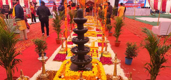 राजधानी दिल्ली में विभिन्न मंदिरों एवं प्रसिद्ध बाजारों में नेताओं और व्यापारियों ने भी पूजा-पाठ एवं अनुष्ठान कर प्रभु श्री राम के आगमन का जश्न मनाया और उस पवित्र पलों में खुद को राम के प्रति समर्पित किया.