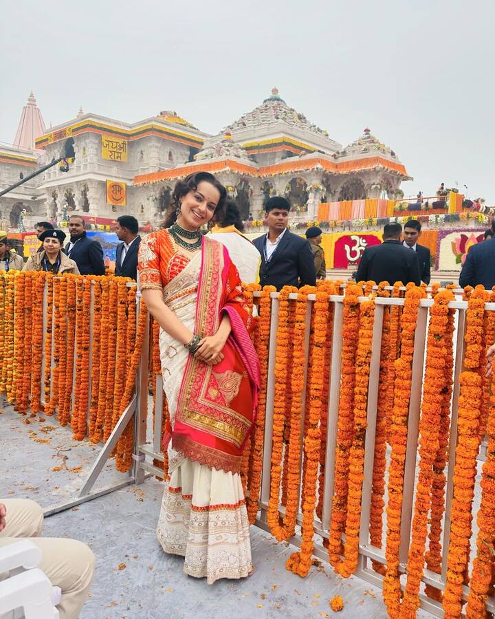 बॉलीवुड की बेबाक क्वीन कंगना रनौत राम मंदिर के उद्घाटन के लिए इतनी एक्साइटिड थी कि वो दो दो दिन पहले ही अयोध्या पहुंच गई थी. वहीं राम लला की प्राण प्रतिष्ठा के दिन एक्ट्रेस ऑफ व्हाइट शेड की साड़ी पहनकर पहुंचीं.