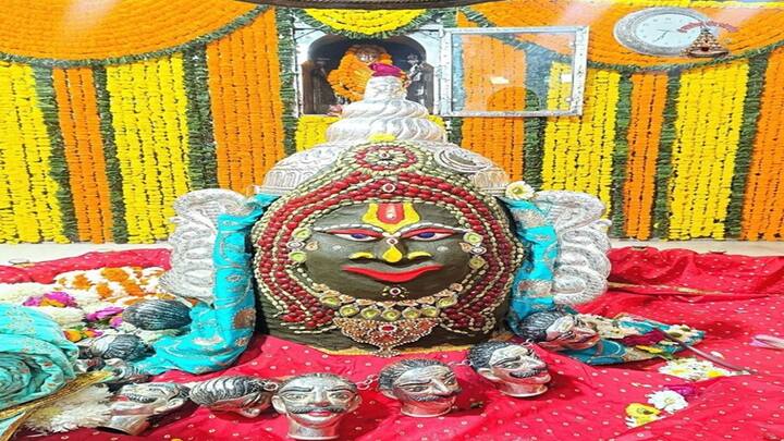 આજે એટલે કે 22મી જાન્યુઆરીની સવારે ભસ્મ આરતીથી સવારની આરતી અને ભોગ આરતી સુધી ભગવાન મહાકાલે શ્રી રામનું સ્વરૂપ ધારણ કર્યું હતું. મહાકાલેશ્વર મંદિરના સહાયક પ્રશાસક મૂળચંદ જુનવાલે કહ્યું કે રામ મંદિર પ્રાણ પ્રતિષ્ઠા સમારોહની અસર ઉજ્જૈનમાં પણ જોવા મળી રહી છે.