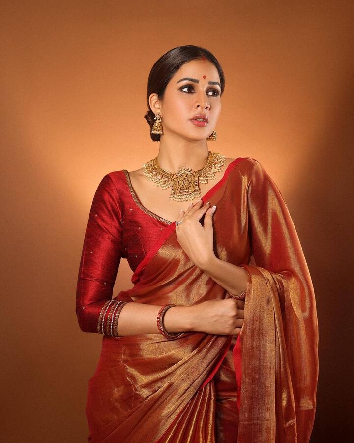 లావణ్య త్రిపాఠి కూడా అయోధ్యలోనే పుట్టారట. ఈ విషయాన్ని ఆవిడ ఫొటో క్యాప్షన్‌లో షేర్ చేశారు. అయోధ్య రాముడి ప్రాణ ప్రతిష్ట చూడటం తాను అదృష్టంగా భావిస్తున్నానని పేర్కొన్నారు.