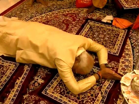 రామ్ లల్లా విగ్రహం ఎదుట సాష్టాంగ నమస్కారం చేసిన ప్రధాని నరేంద్ర మోదీ