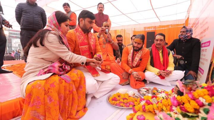 Ram Mandir Inauguration: अयोध्या नगरी में आज यानी 22 जनवरी को राम मंदिर का उद्घाटन और रामलला की प्राण प्रतिष्ठा हुई. इस दौरान बीजेपी नेता नीरज सिंह लखनऊ के अय्यप्पा मंदिर पहुंचे. वह अपने परिवार के साथ मंदिर प्रतिमा के दर्शन किए.