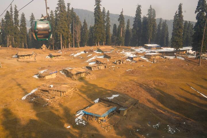 জানুয়ারি মাসে কাশ্মীর (Kashmir) ও লাদাখ (Ladakh) এলাকায় সবচেয়ে বেশি ঠান্ডা হয়, কিন্তু এবার ছবিটা একেবারে অন্যরকম ছিল। বরফই দেখা যায়নি কাশ্মীর ও লাদাখের বিস্তীর্ণ এলাকায়।