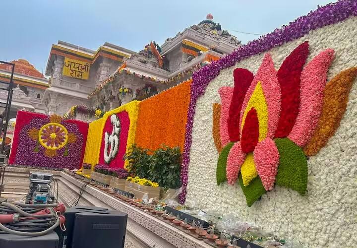 સૌ પ્રથમ કુમકુમથી તિલક કરો.- શુદ્ધ ગાયના ઘીનો દીવો પ્રગટાવો અને ફૂલોની માળા પહેરો. આ પછી એક પછી એક અબીર, ગુલાલ, રોલી વગેરે વસ્તુઓ ચઢાવતા રહો - રામ લાલાને પીળા વસ્ત્રો અને પવિત્ર દોરો અર્પણ કરો. સોપારી વિના સોપારી ચઢાવો. પૂજા દરમિયાન ઓમ રા રામાય નમઃ મંત્રનો જાપ કરતા રહો. રામ લાલાને કેસરની ખીર અર્પણ કરો, તમે ફળ પણ અર્પણ કરી શકો છો. આ રીતે પૂજા કર્યા પછી રામ લાલાની આરતી કરો.