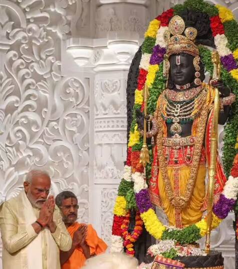 ਅਯੁੱਧਿਆ 'ਚ ਸੋਮਵਾਰ (22 ਜਨਵਰੀ) ਨੂੰ ਰਾਮ ਲੱਲਾ ਪ੍ਰਾਣ ਪ੍ਰਤਿਸ਼ਠਾ ਦੀ ਰਸਮ ਪੂਰੀ ਹੋਈ ਅਤੇ 500 ਸਾਲ ਬਾਅਦ ਰਾਮ ਲੱਲਾ ਨੂੰ ਉਨ੍ਹਾਂ ਦੇ ਵਿਸ਼ਾਲ ਮੰਦਰ 'ਚ ਬਿਰਾਜਮਾਨ ਕੀਤਾ ਗਿਆ। ਇਸ ਮੌਕੇ ਪ੍ਰਧਾਨ ਮੰਤਰੀ ਨਰਿੰਦਰ ਮੋਦੀ ਨੇ ਆਪਣੇ ਨਿਵਾਸ ਸਥਾਨ 'ਤੇ ਦੀਵੇ ਜਗਾਏ। ਪੀਐਮ ਮੋਦੀ ਨੇ ਦੇਸ਼ਵਾਸੀਆਂ ਨੂੰ ਵੀ ਅਪੀਲ ਕੀਤੀ ਕਿ ਉਹ ਰਾਮ ਜਯੋਤੀ ਜਗਾ ਕੇ ਉਨ੍ਹਾਂ ਦਾ ਘਰਾਂ ਵਿੱਚ ਸਵਾਗਤ ਕਰਨ।