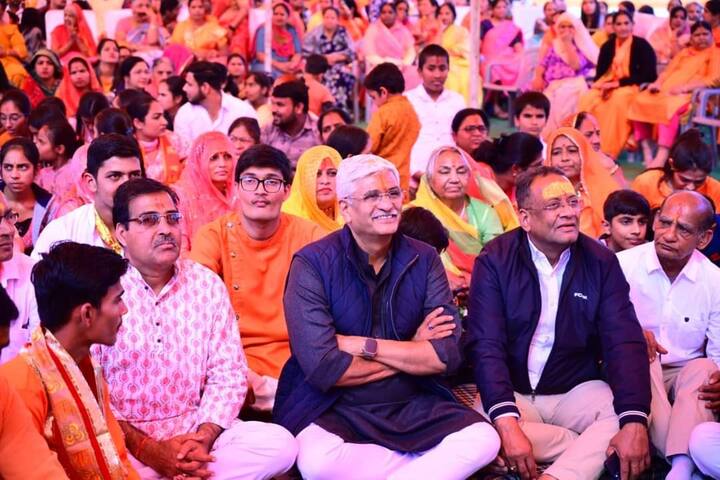 शेखावत ने कहा कि भगवान राम का मंदिर बनाने के लिए जिन्होंने जवानी में प्राण दे दिए. आज का दिन उन लाखों में माता और बहनों के संकल्प का दिन है. आज हजारों कार्यकर्ताओं और कार सेवकों का दिन है. शेखावत ने कहा जिसमें हमारे मारवाड़ के सेठाराम परिहार, राम शरद कोठारी, प्रोफेसर महेंद्र नाथ अरोड़ा  का दिन है. सबका बलिदान आज फलीभूत हुआ है.