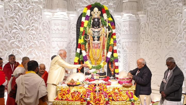 Ram Mandir Pran Pratishtha: आज अयोध्या के राम मंदिर में पीएम मोदी ने राम लाल की प्राण प्रतिष्ठा कार्यक्रम को संपन्न किए, पूजा के दौरान गर्भगृह के अंदर उनके साथ कई गणमान्य लोग भी उपस्थित थे.