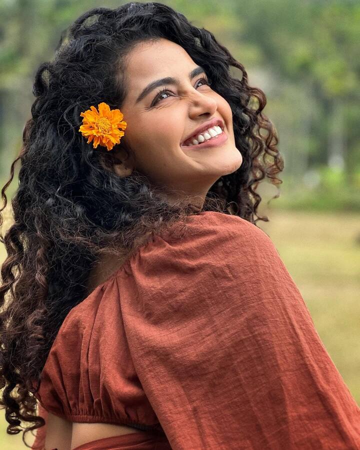 ప్రేమమ్ సినిమా తెలుగులో కూడా ఈమె నటించింది. అనంతరం శతమానం భవతి సినిమాతో హీరోయిన్గా మొదటి హిట్ అందుకుంది. ఈ సినిమాలో ఎన్నారైగా, తెలుగు అమ్మాయిగా చాలా బాగా నటించింది అనుపమ. ఈ సినిమాతో తెలుగు ప్రేక్షకులకు మరింత దగ్గరైంది ఈ బ్యూటీ. (Images Source : Instagram/anupamaparameswaran)
