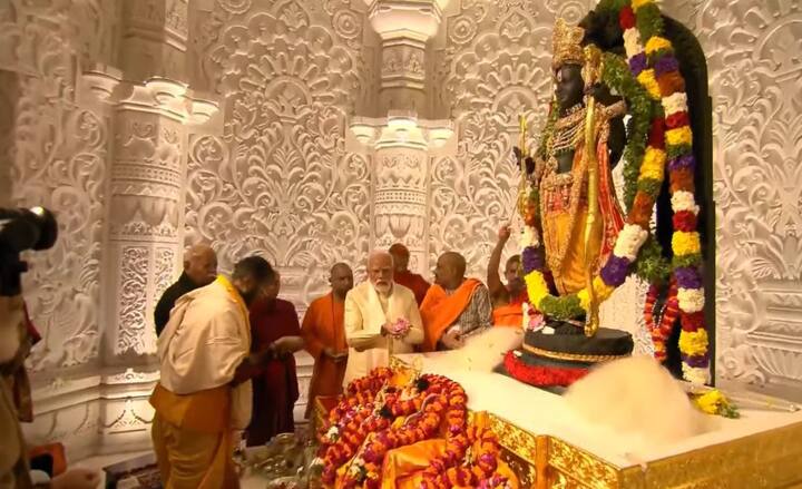 या नेत्रदीपक आणि ऐतिहासिक सोहळ्याकडे साऱ्या जगाचे लक्ष लागले आहे. या राम मंदिर लोकार्पण सोहळ्याच्या निमित्ताने जगभरातील रामभक्त आपली सेवा प्रभू श्रीरामाच्या चरणी अर्पण करत आहे. (Photo Credit : Shri Ram Janmbhoomi Teerth Kshetra)