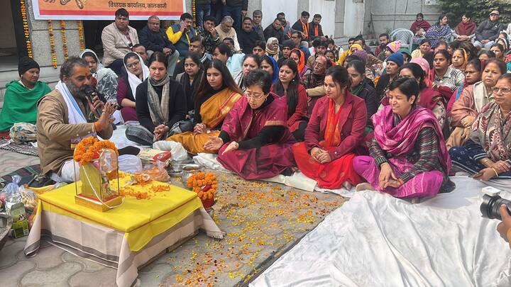 वहीं दिल्ली सरकार में एक और मंत्री आतिशी ने भी पूजा और हवन में हिस्सा लिया