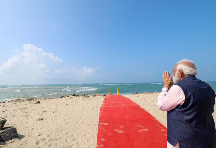 வழிபாட்டை தொடர்ந்து நேற்று இரவு ராமேஸ்வரத்தில் உள்ள ராமகிருஷ்ண மடத்தில் பிரதமர் மோடி தங்கினார். (Photo Credits : PTI)