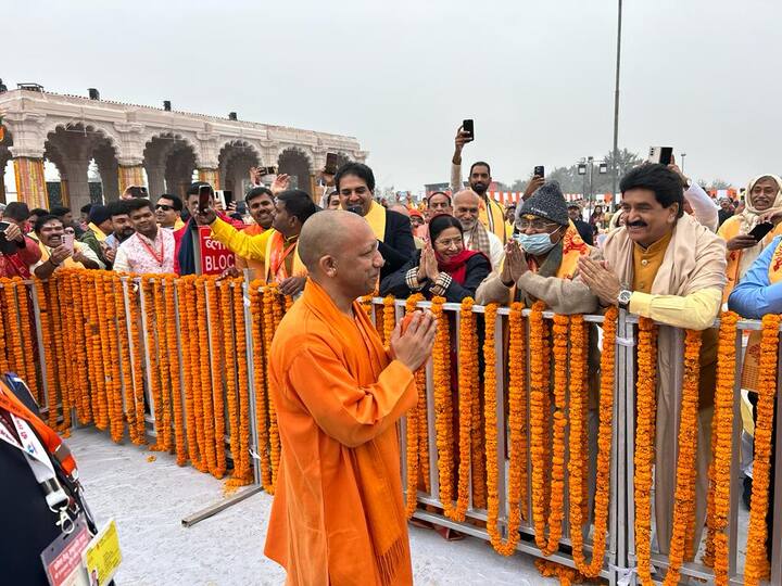 कार्यक्रमाला उपस्थित असलेल्या पाहुण्यांमध्ये मुख्यमंत्री योगी आदित्यनाथ यांचे आगमन झाले. (Photo credit: PTI)