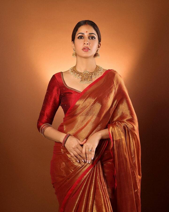 लावण्या त्रिपाठी ने अपने इंस्टाग्राम अकाउंट पर अपने लेटेस्ट फोटोशूट की तस्वीरें शेयर की हैं. जिसमें वो रॉयल लुक में दिखी.